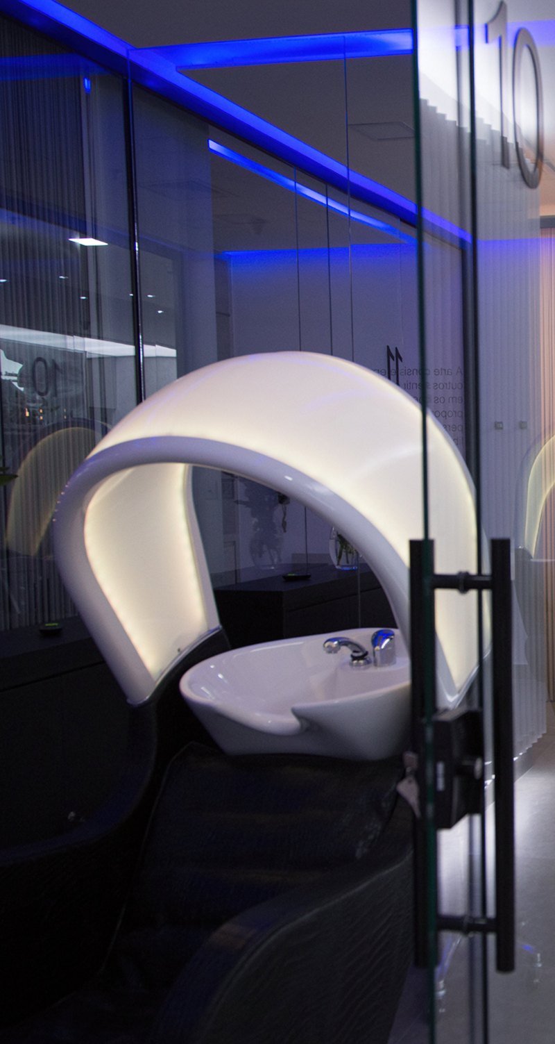 Sala de lavagem da Clínica Janine Araújo, com cadeira e arco de luz
